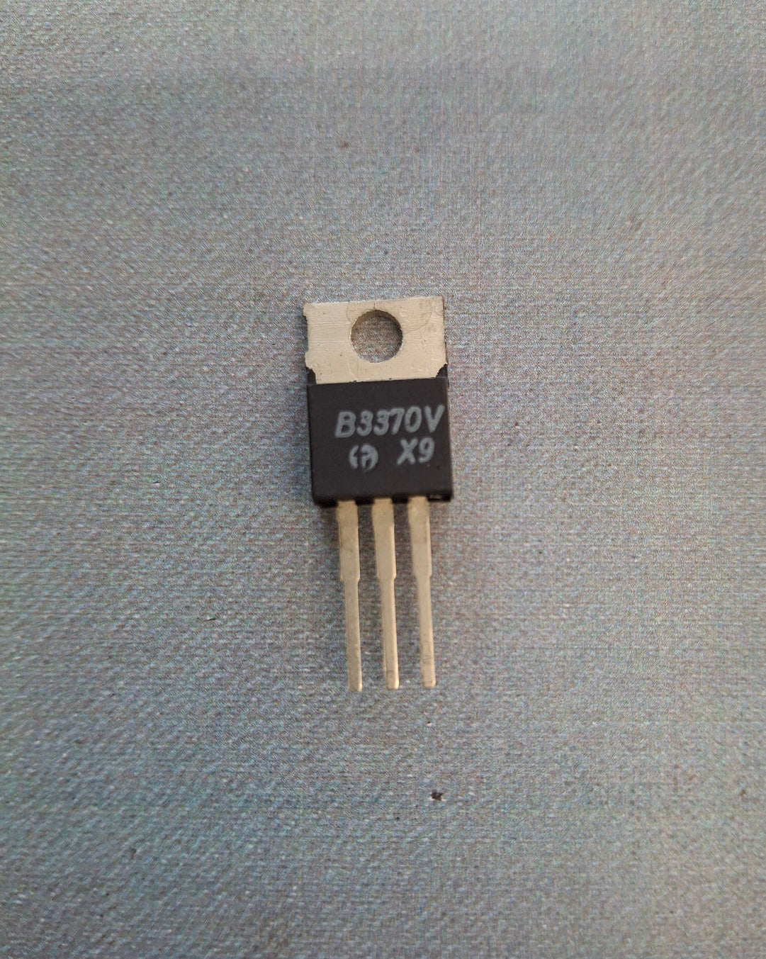 B3370V negativer Festspannungsregler im TO-220-Gehaeuse von RFT aus der DDR
