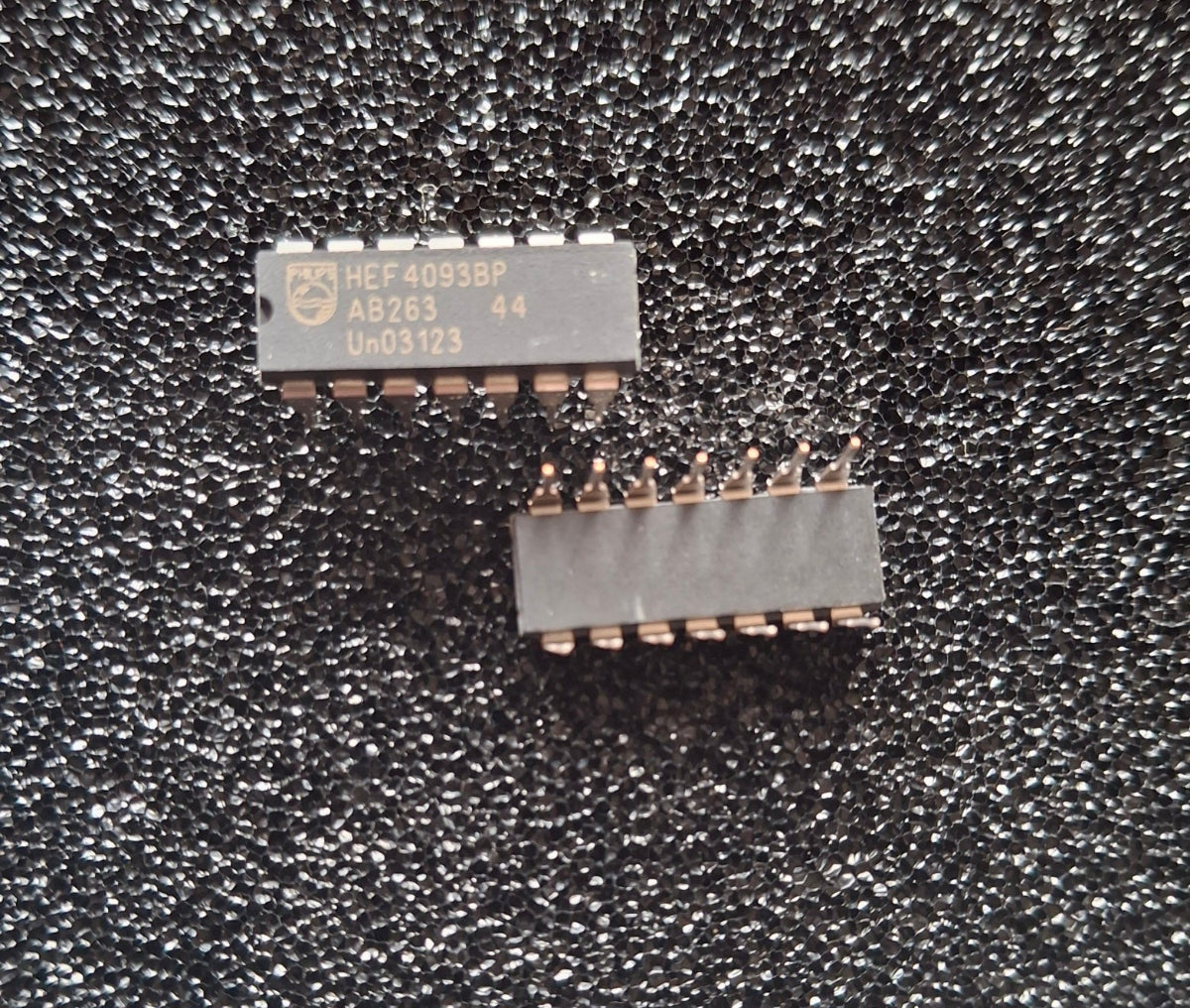 HEF4093B DIP-14 CMOS Quad 2-Input NAND Schmitt Trigger THT NOS (HEF 4093 B)