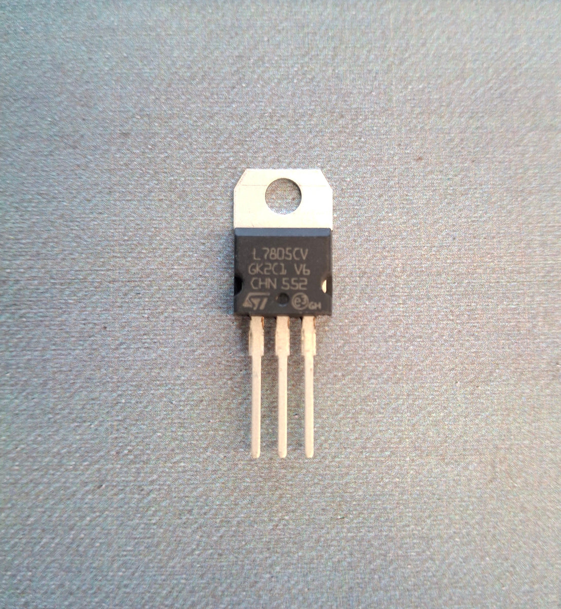 L7805CV positiver Festspannungsregler 5 Volt 1,5 Ampere im TO-220-Gehaeuse von STMicroelectronics