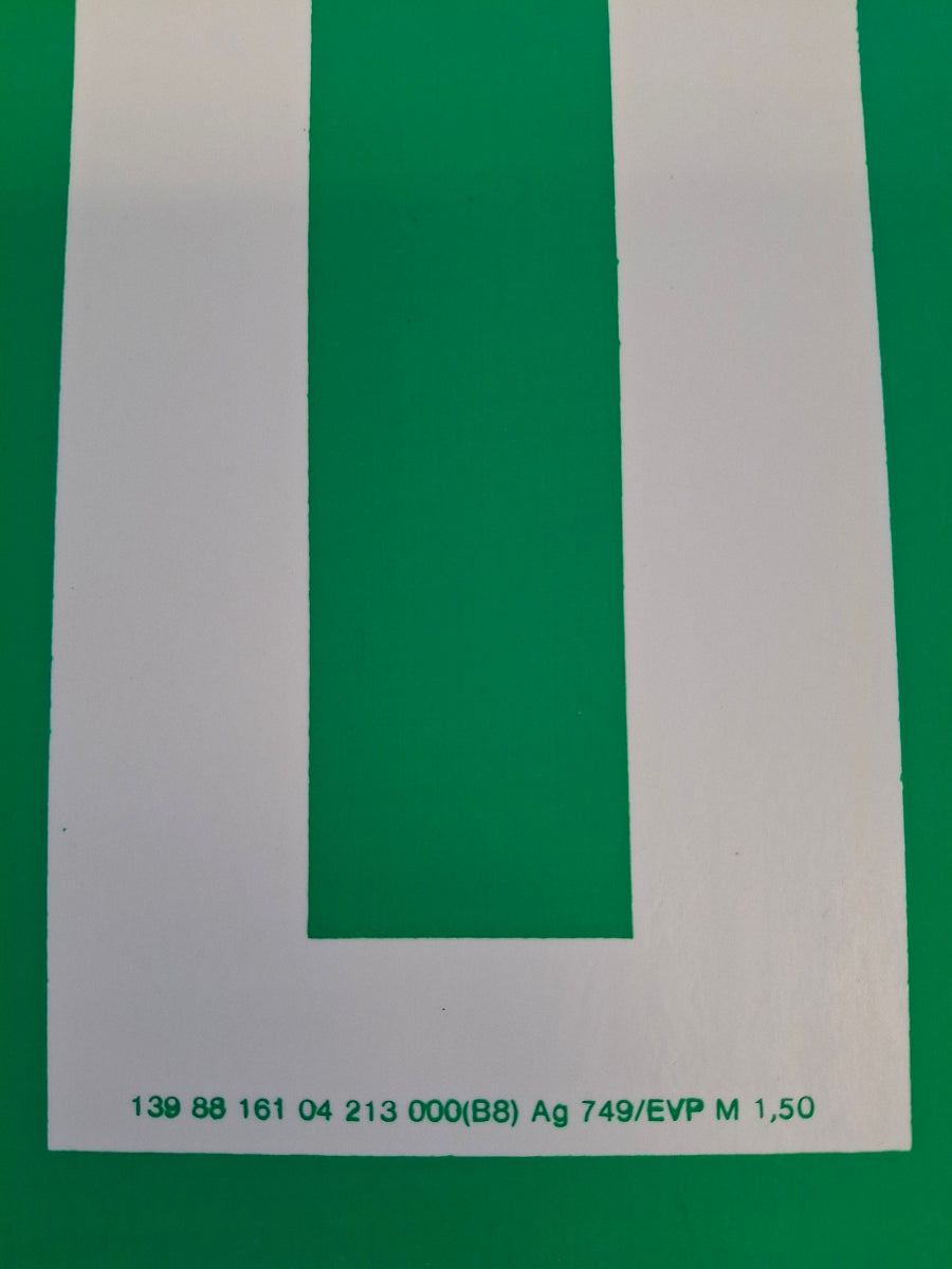 Original DDR Fluchtweg Schild Fluchtweg Pfeil Vintage Industrieschild Nahaufnahme