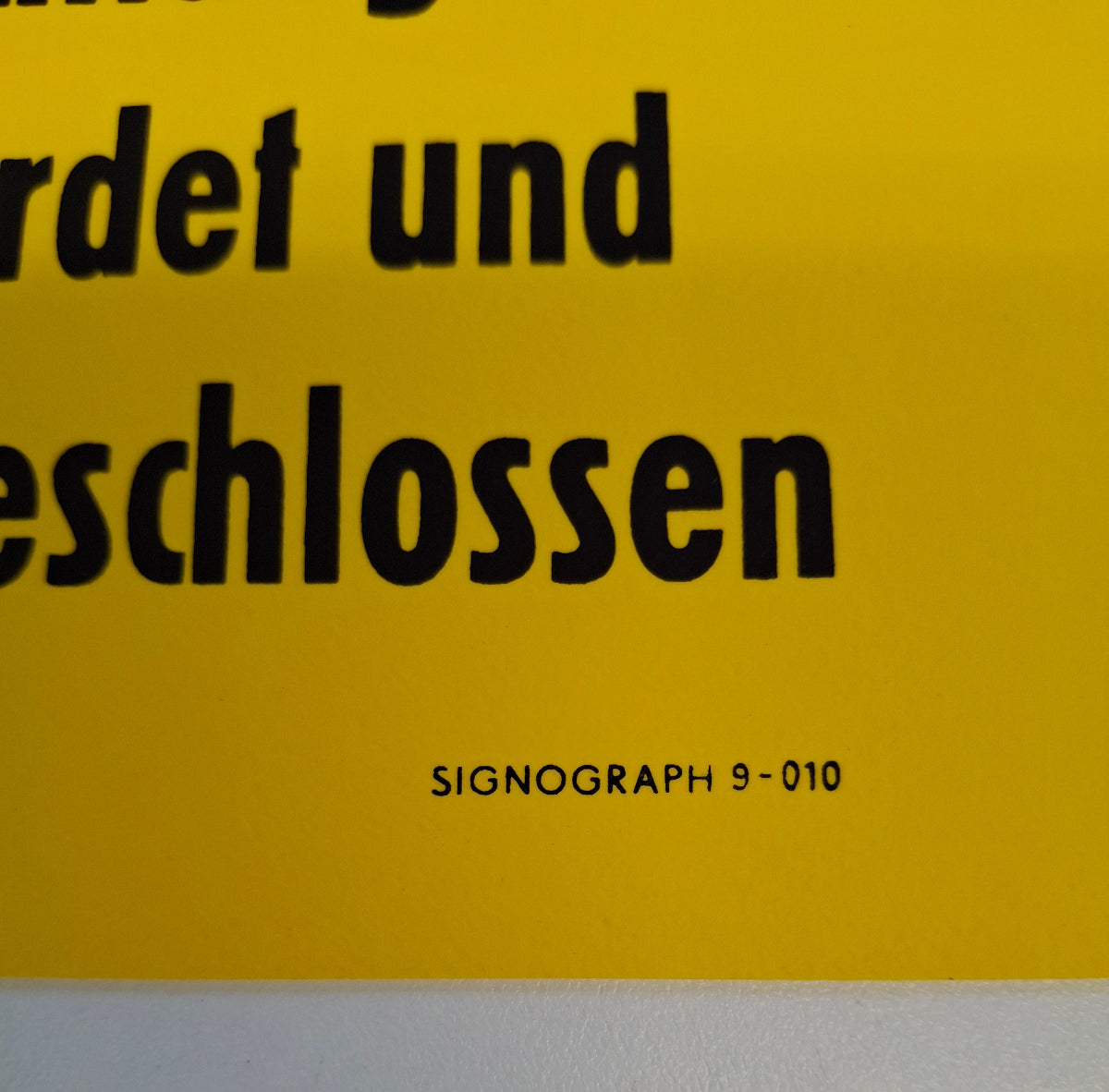 Original DDR Schild Achtung Geerdet und kurzgeschlossen Hinweisschild Signograph Vintage Industrieschild Nummer 9-010