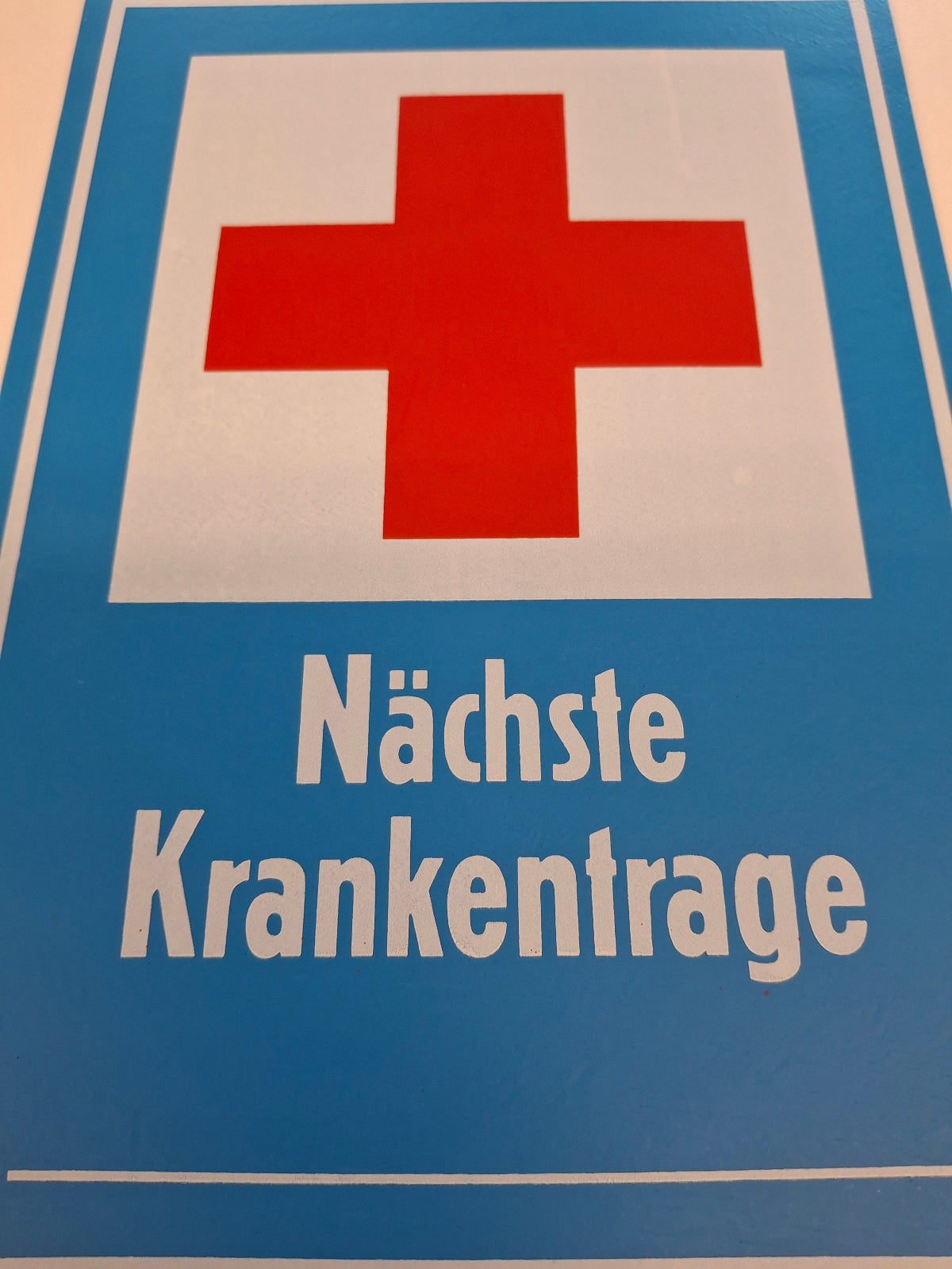 Original DDR Schild Erste Hilfe Nächste Krankentrage Vintage Industrieschild Nahaufnahme