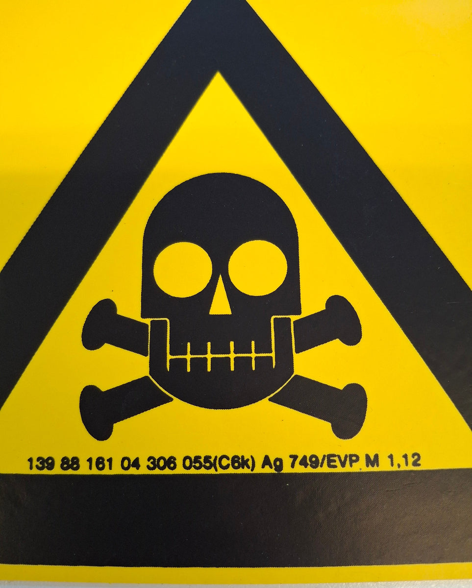 Original DDR Schild Totenkopf giftige Stoffe Hinweisschild Signograph Vintage Industrieschild Nummer