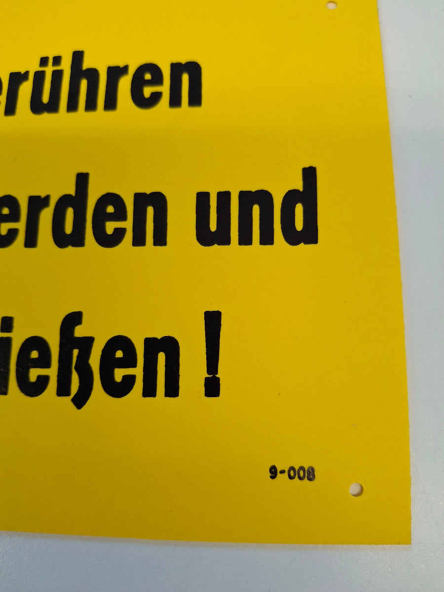 Original DDR Schild Vor Beruehren entladen erden und kurzschliessen Hinweisschild Signograph Vintage Industrieschild Nummer 9-008