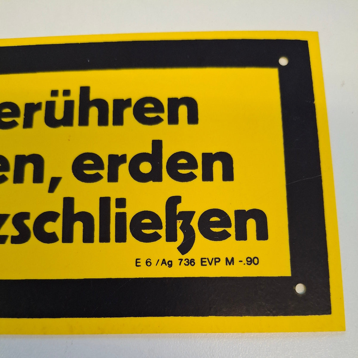 Original DDR Schild Vor Beruehren entladen erden und kurzschliessen Hinweisschild Signograph Vintage Industrieschild klein Nummer