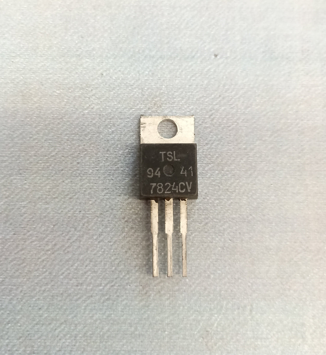 TSL7824CV positiver Festspannungsregler 24 Volt 1 Ampere im TO-220-Gehäuse von TSL