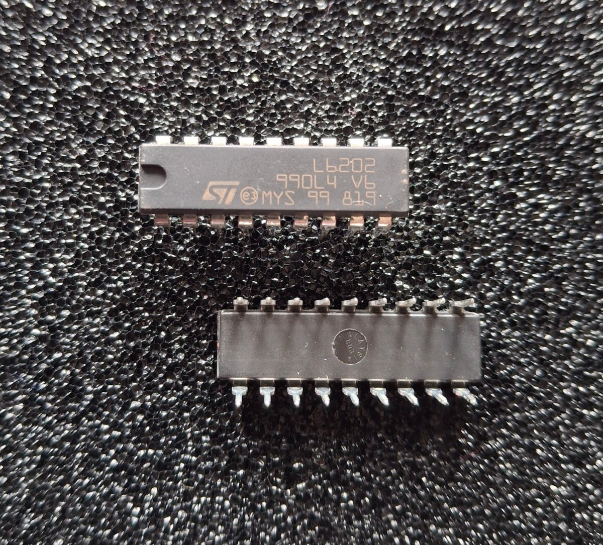 Originaler STMicroelectronics L6202 DMOS Vollbruecken-Motortreiber im DIP-18-Gehäuse (NOS).