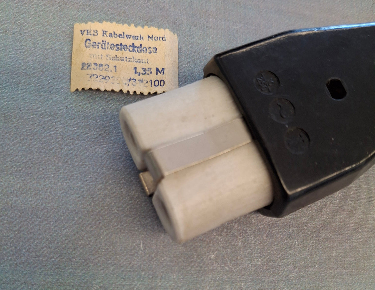 DDR Heißgerätestecker / Heißgerätekupplung VEB Kabelwerk Nord aus Bakelit und Keramik