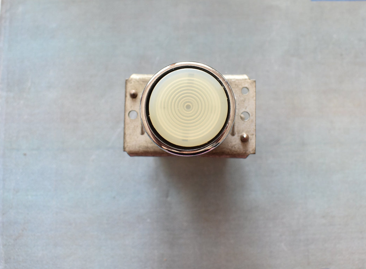 DDR NOS Leuchttastvorsatz druckknopf in weiß silber aus dem TGL33573 System mit BA9S-Gluehlampe