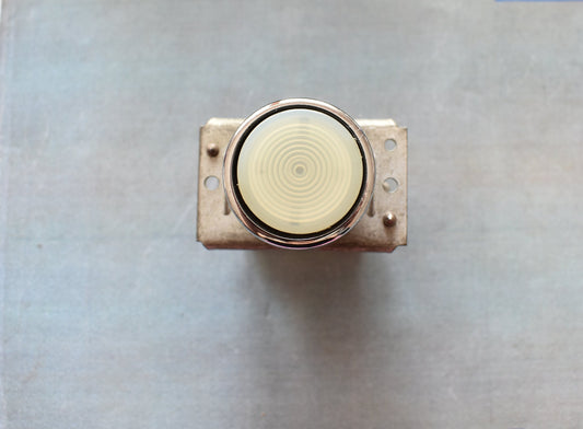 DDR NOS Leuchttastvorsatz druckknopf in weiß silber aus dem TGL33573 System mit BA9S-Gluehlampe
