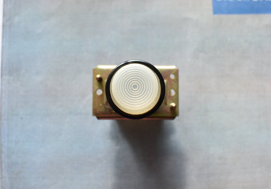 DDR NOS Leuchttastvorsatz druckknopf in weiß schwarz erhaben aus dem TGL33573 System mit BA9S Gluehlampe