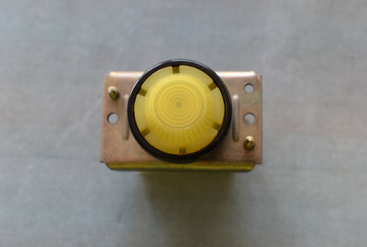 DDR NOS Leuchtvorsatz gelb mit Fassung, Glühlampe und Befestigungsplatte für TGL 33573