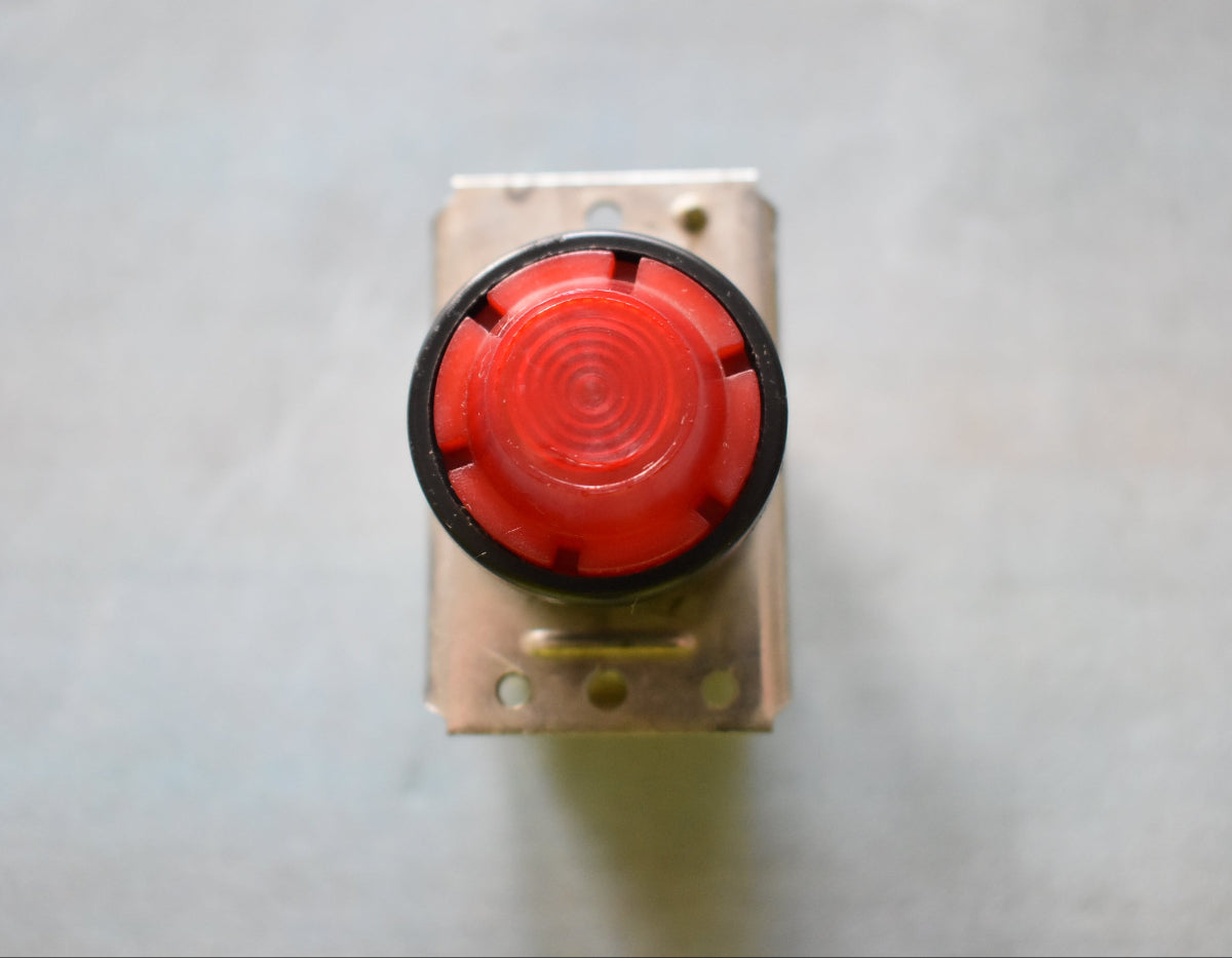 DDR NOS Leuchtvorsatz rot mit Fassung, Glühlampe und Befestigungsplatte für TGL 33573