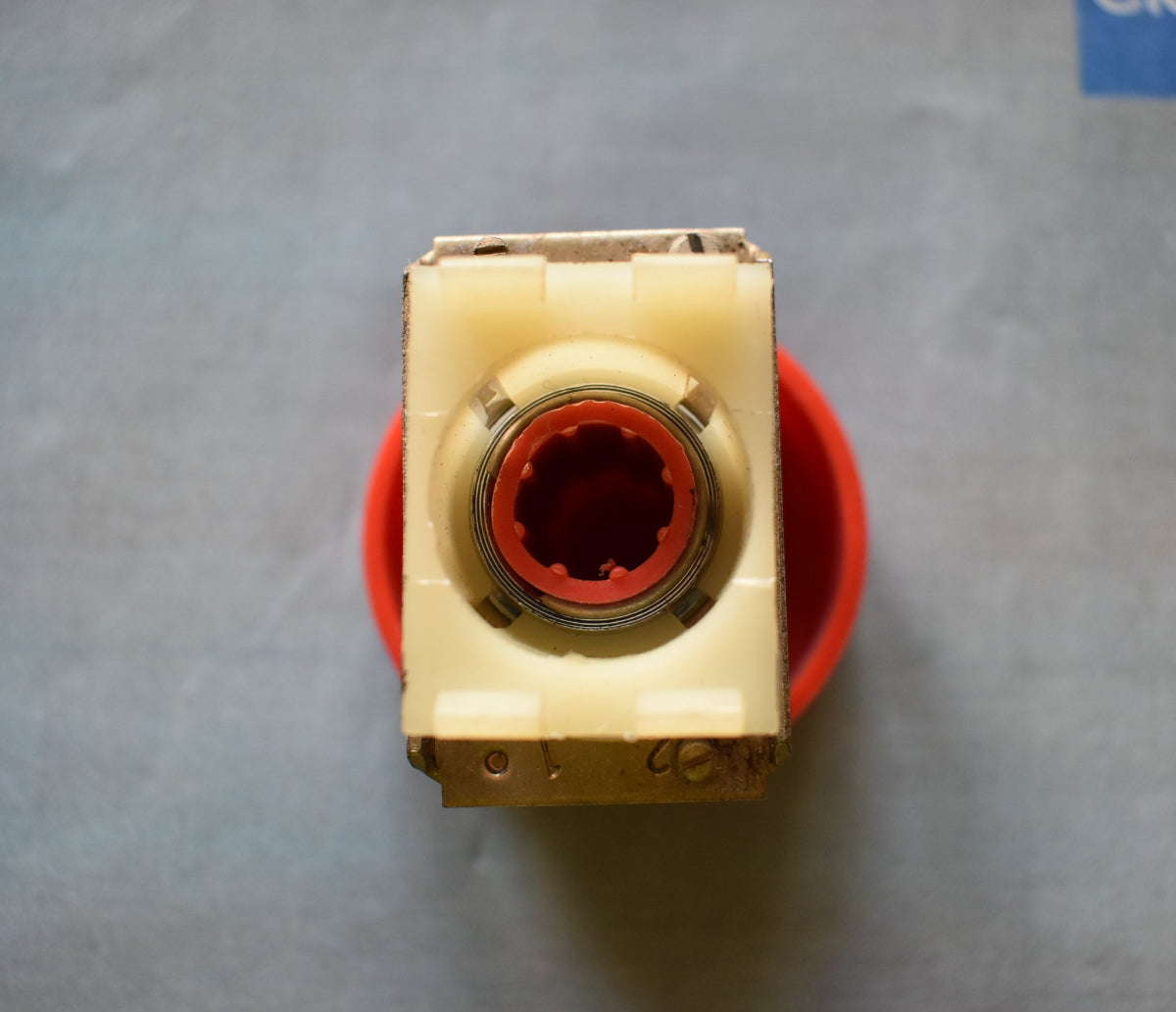 DDR ROBOTRON Tastvorsatz Druckknopf rot glänzend Pilzkopf – TGL 33573 – System