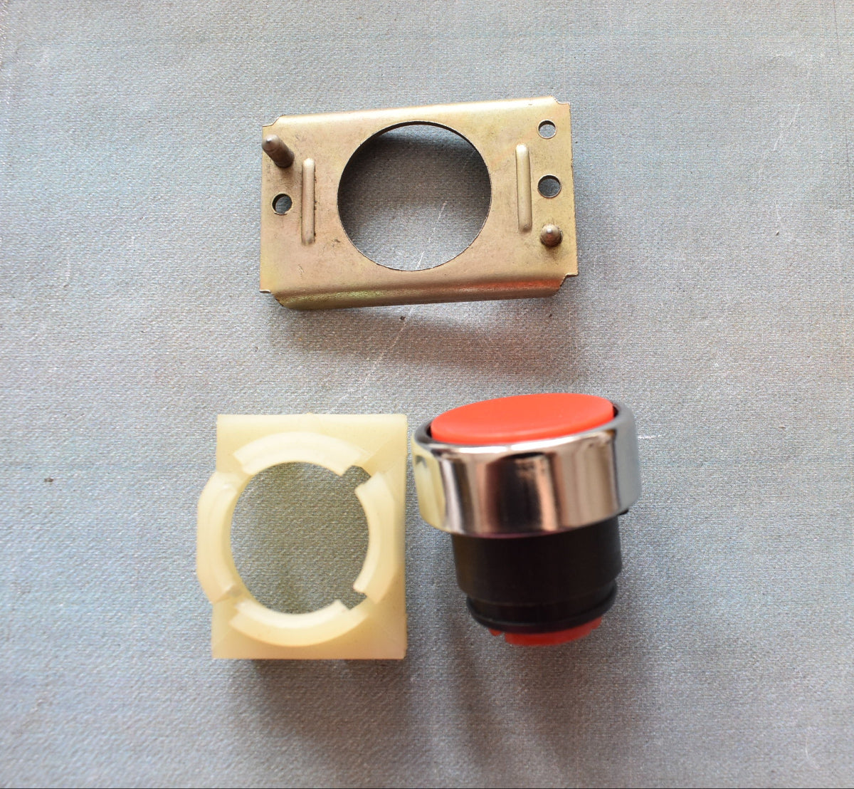 DDR ROBOTRON Tastvorsatz Druckknopf rot silber – TGL 33573 – System