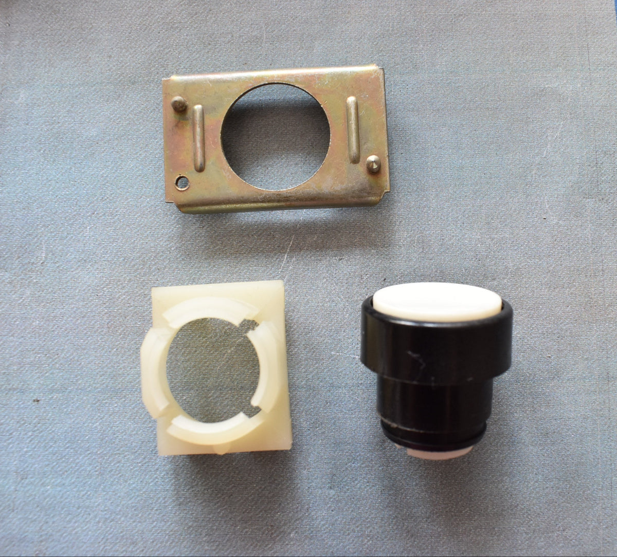 DDR ROBOTRON Tastvorsatz Druckknopf weiß schwarz  – TGL 33573 – System