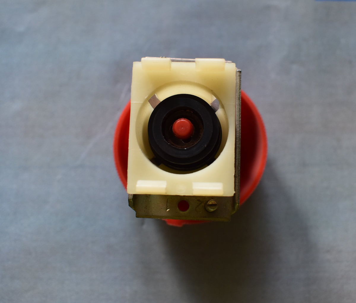 DDR Robotron Rastender Tastvorsatz Druckknopf / Not-Aus-Knopf – 50 mm – TGL 33573