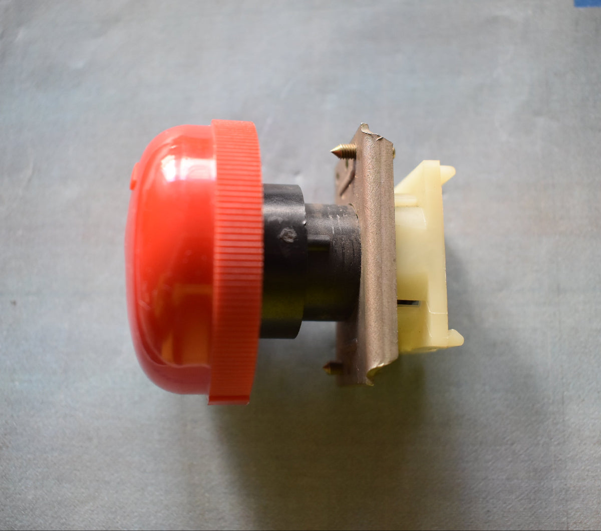 DDR Robotron Rastender Tastvorsatz Druckknopf / Not-Aus-Knopf – 50 mm – TGL 33573