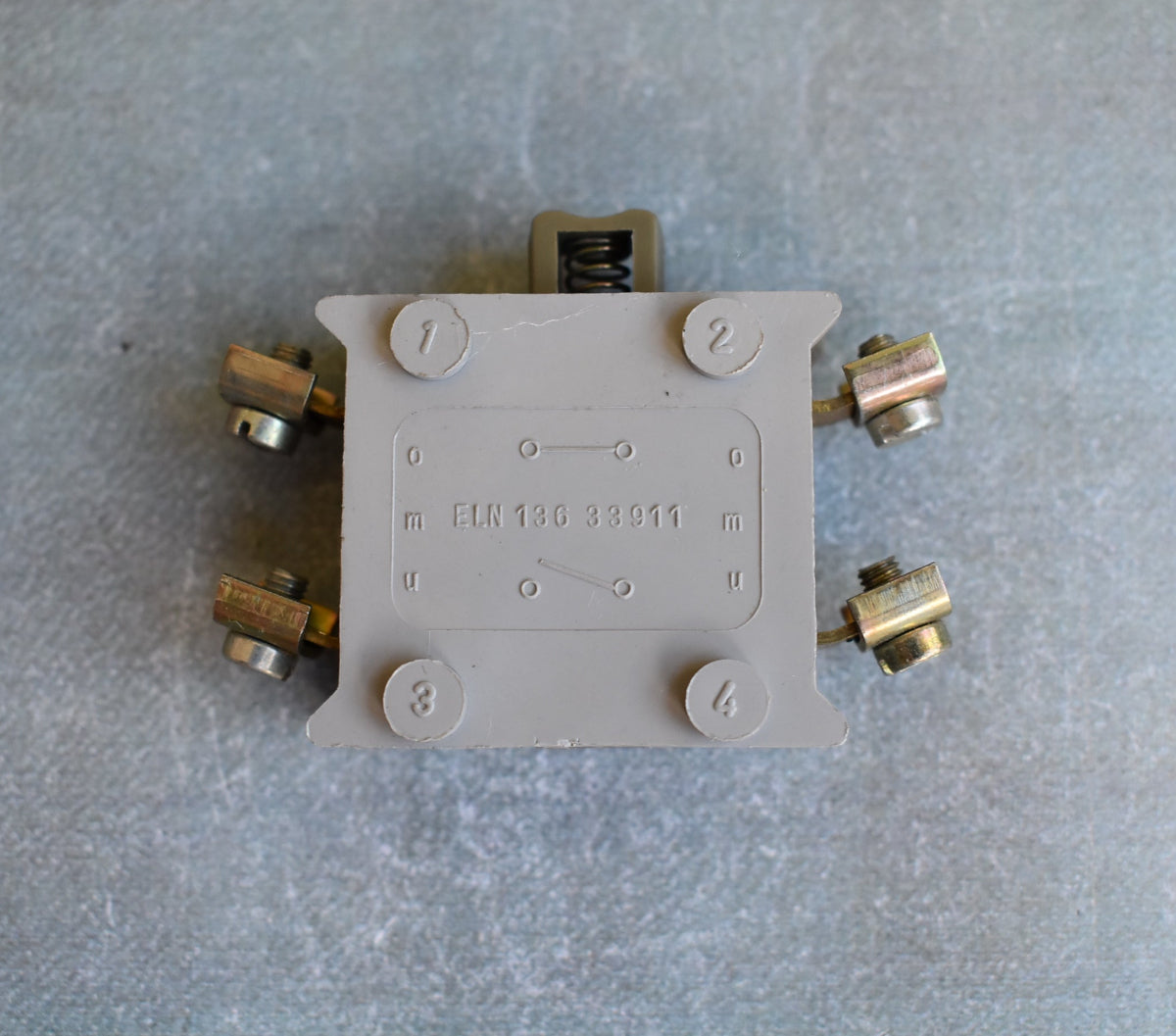 DDR Robotron Stößeltaster kurz – TGL 33573 – 4 A / 380 V – Ø 22,5 mm – NOS