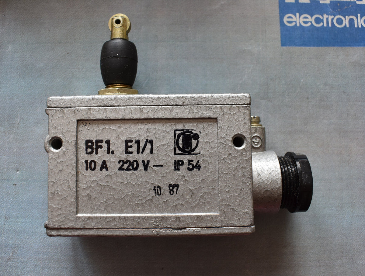 Robotron DDR Endschalter BF1.E1/1 mit Metallgehaeuse, 10 A, 220 V und IP54, NOS