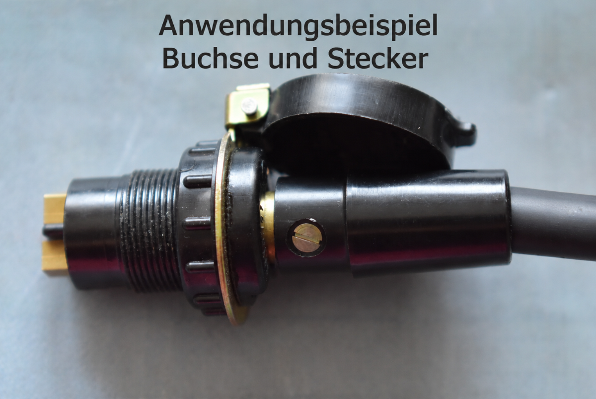 DDR KFZ Buchse 2-polig bis 24 V Bakelit mit Deckel 8820.101