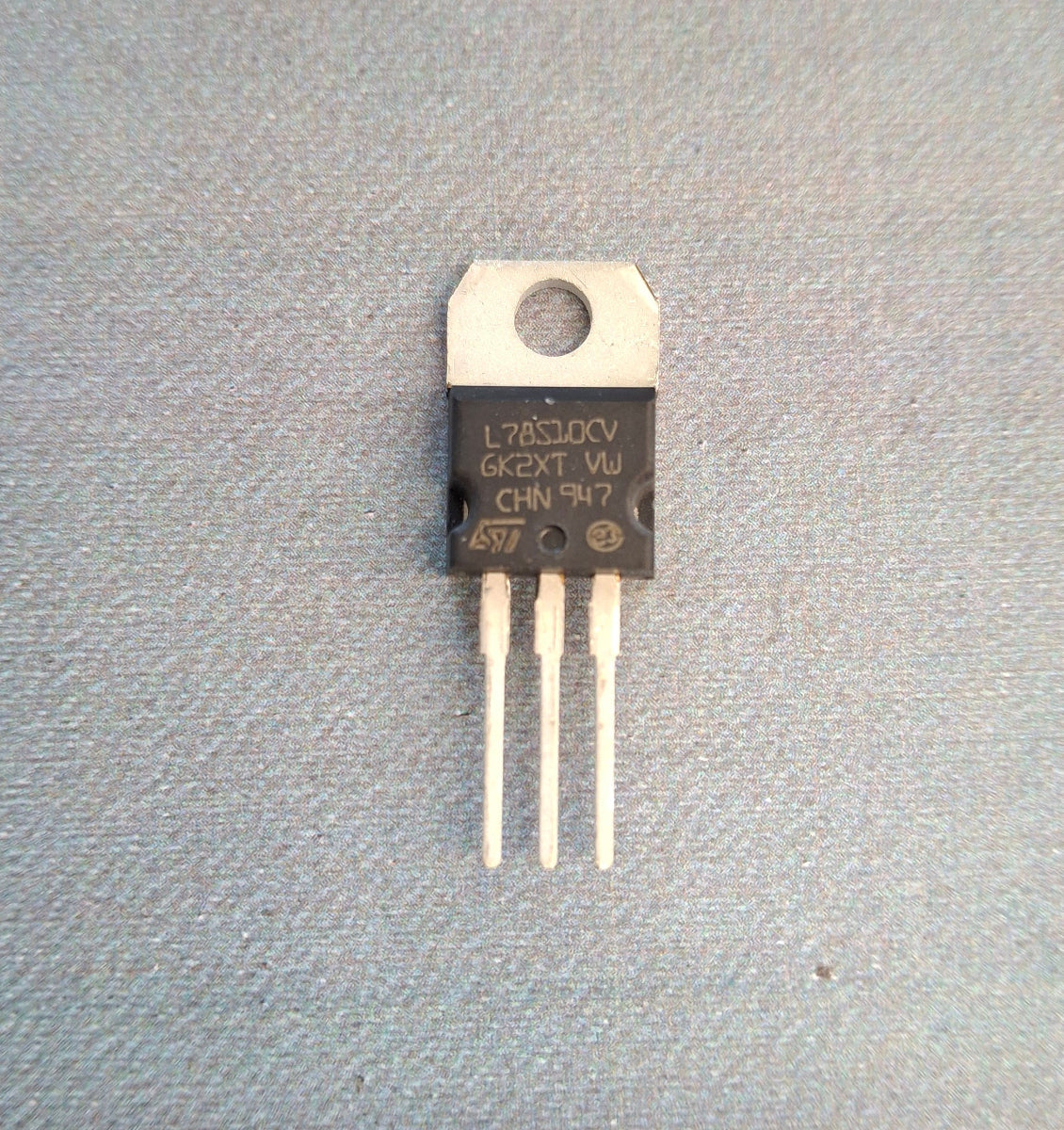 L78S10CV positiver Festspannungsregler 10 Volt 2 Ampere im TO-220-Gehaeuse von STMicroelectronics