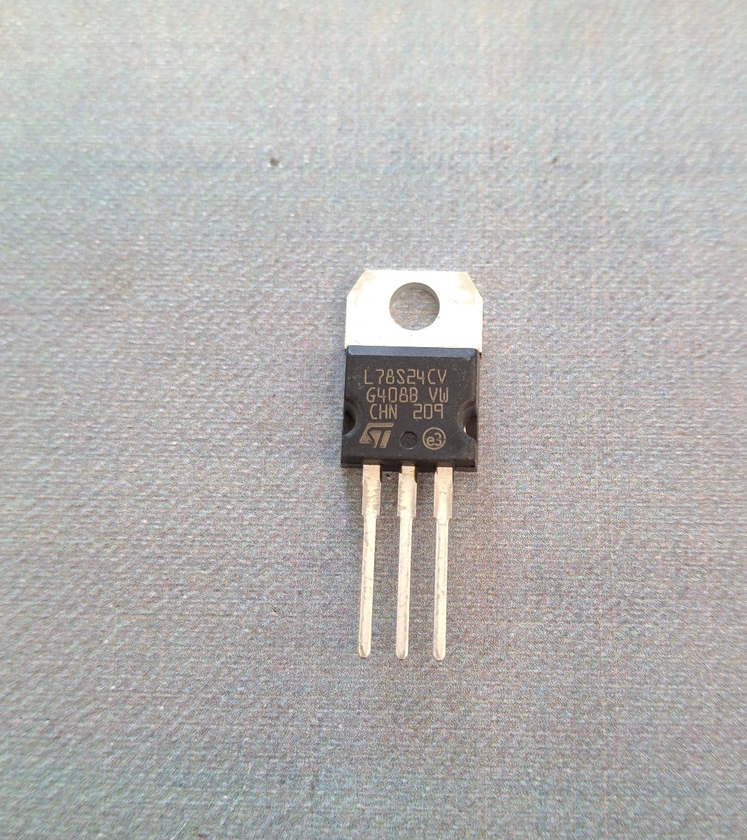 L78S24CV positiver Festspannungsregler 24 Volt 2 Ampere im TO-220-Gehäuse von STMicroelectronics