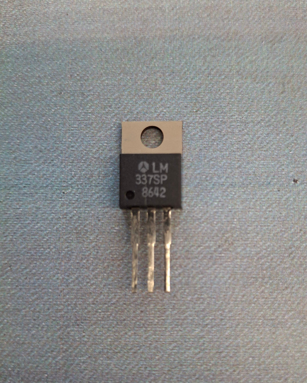 LM337SP einstellbarer negativer Spannungsregler -1,2 bis -37 Volt 1,5 Ampere im TO-220-Gehaeuse von National Semiconductor