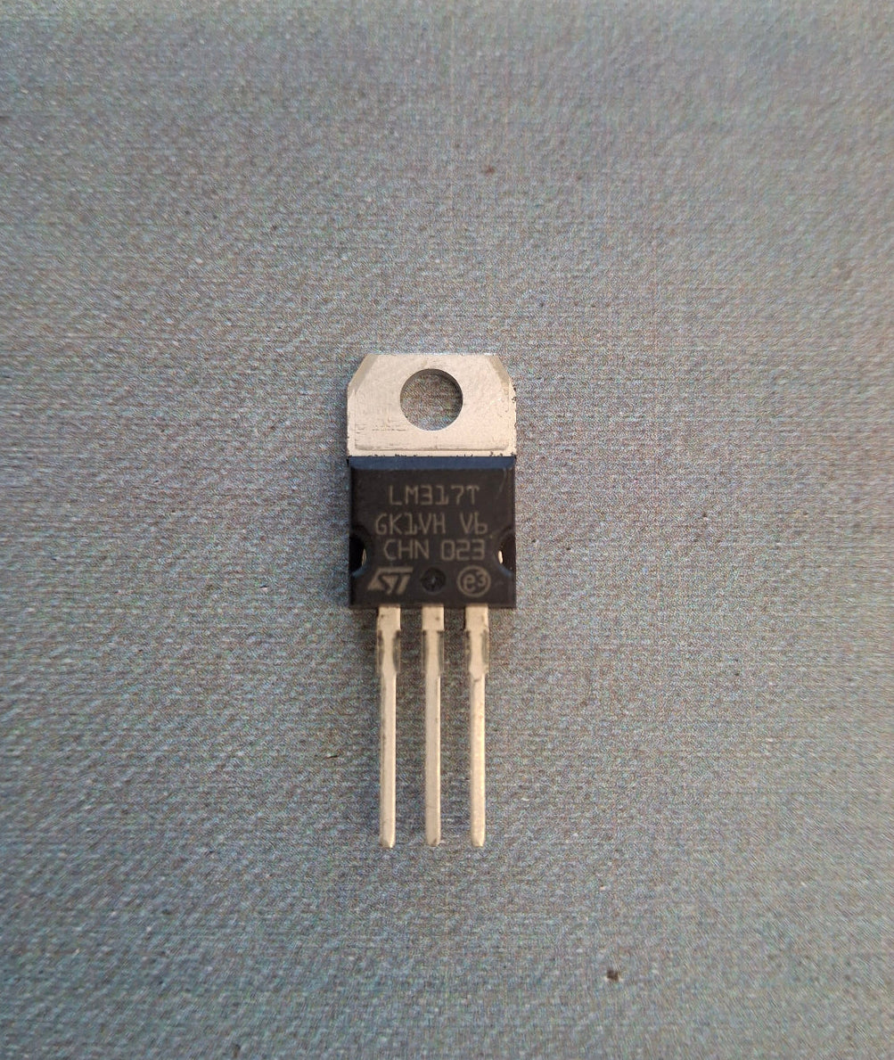 LM317T einstellbarer positiver Spannungsregler 1,25 bis 37 Volt 1,5 Ampere im TO-220-Gehaeuse von STMicroelectronics