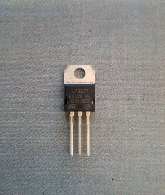 LM317T einstellbarer positiver Spannungsregler 1,25 bis 37 Volt 1,5 Ampere im TO-220-Gehaeuse von STMicroelectronics