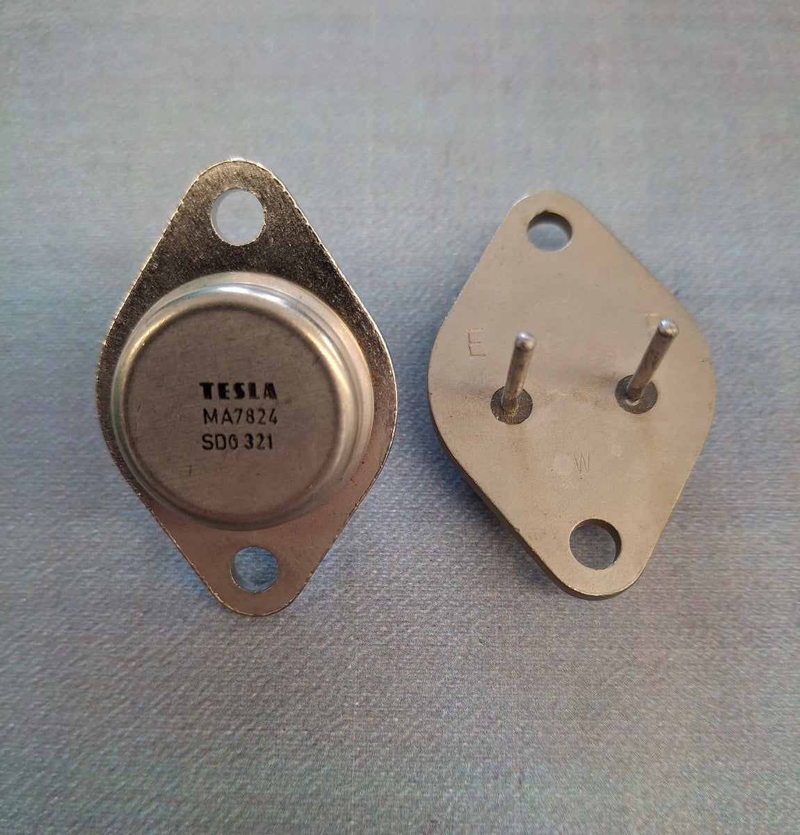 MA7824 positiver Festspannungsregler 24 Volt 1 Ampere im TO-3-Metallgehäuse von TESLA