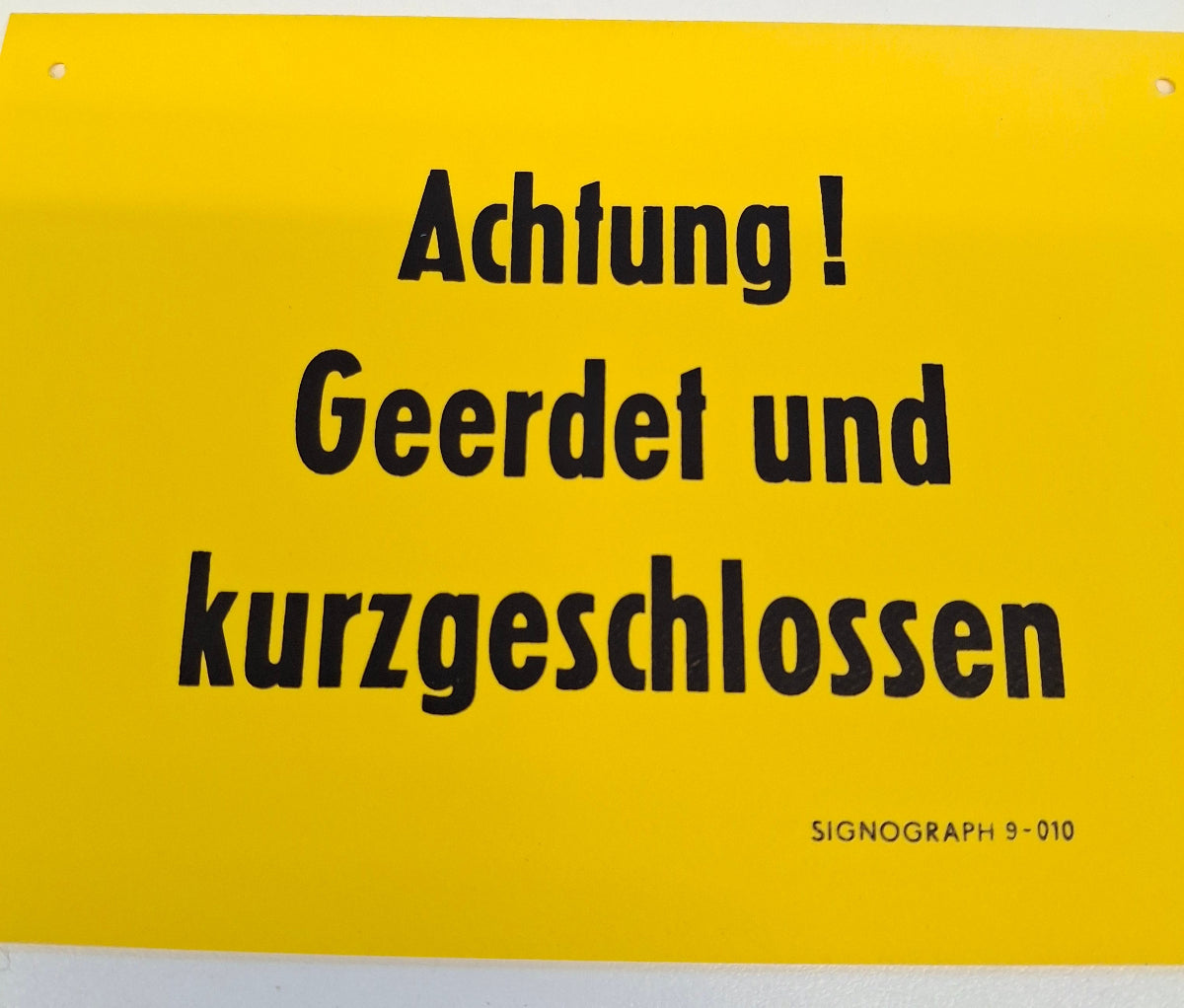 Original DDR Schild Achtung Geerdet und kurzgeschlossen Hinweisschild Signograph Vintage Industrieschild Nahaufnahme