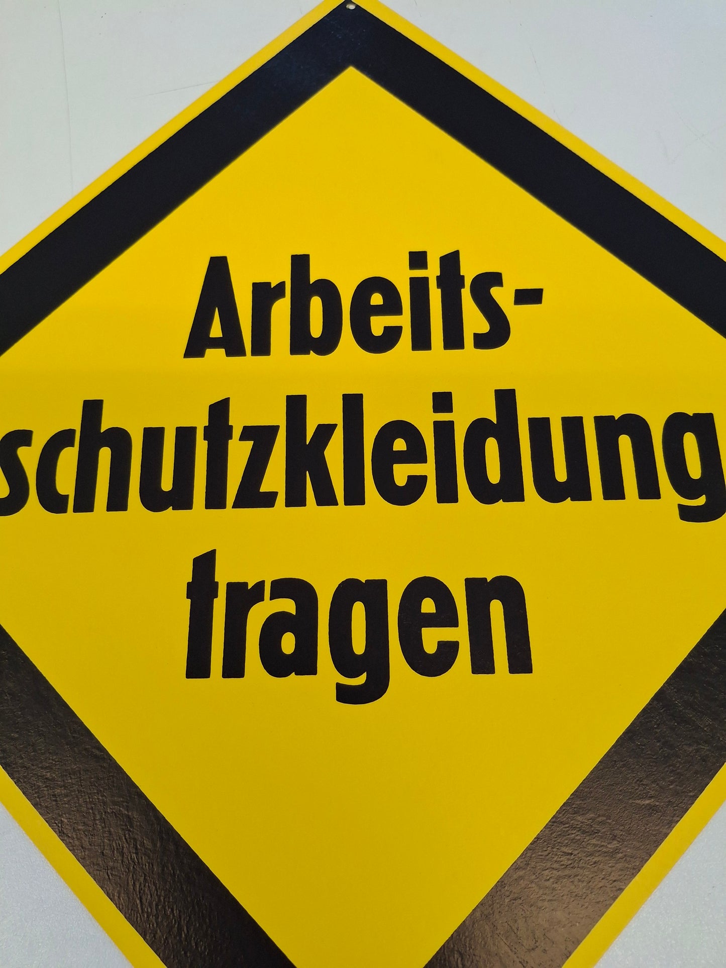 Original DDR Schild Arbeitsschutzkleidung tragen Arbeitschutz Hinweisschild Signograph Vintage Industrieschild Nahaufnahme