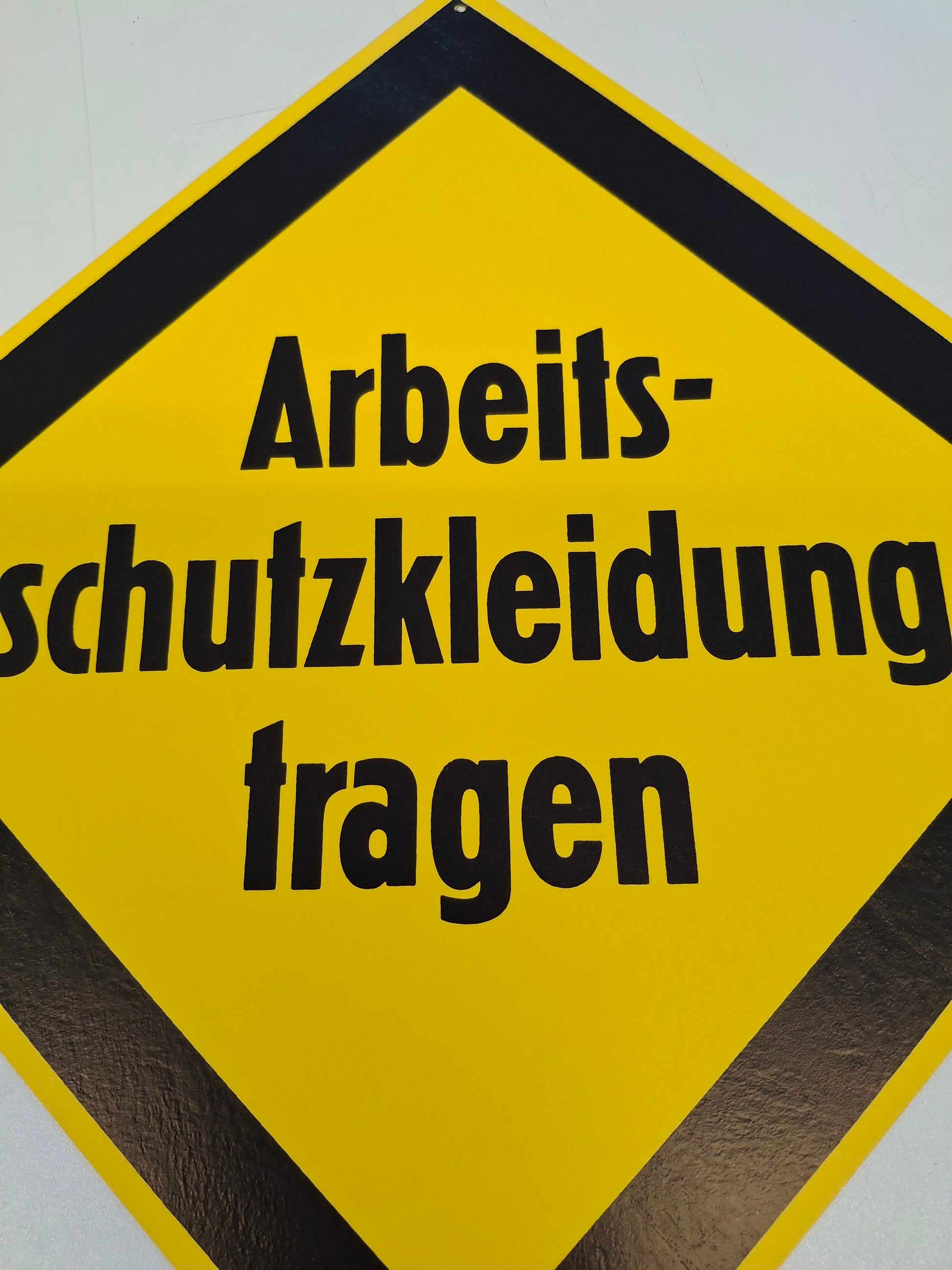 Original DDR Schild Arbeitsschutzkleidung tragen Arbeitschutz Hinweisschild Signograph Vintage Industrieschild Nahaufnahme