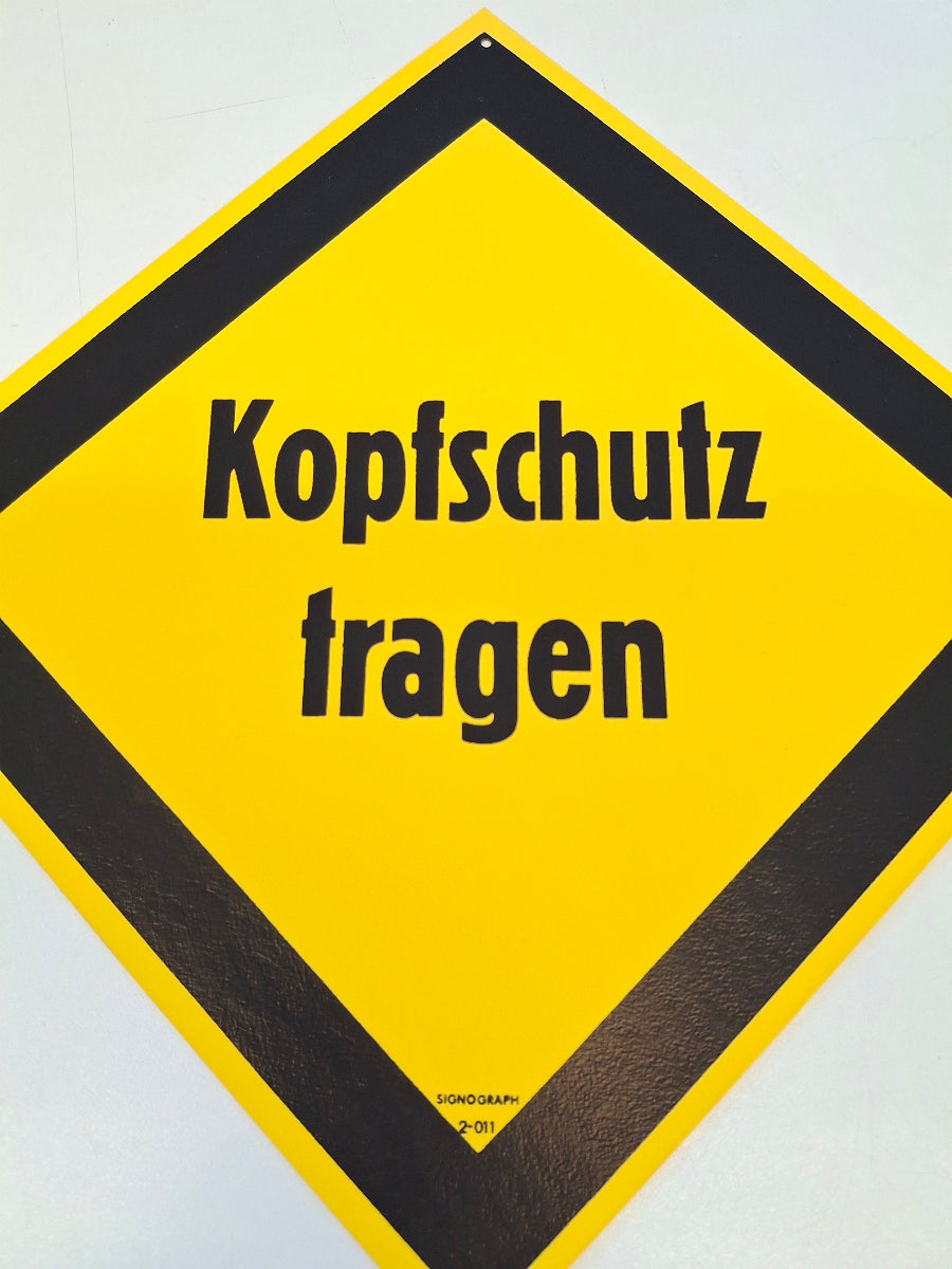 Original DDR Schild Kopfschutz tragen Arbeitsschutz Hinweisschild Signograph Vintage Industrieschild Nahaufnahme