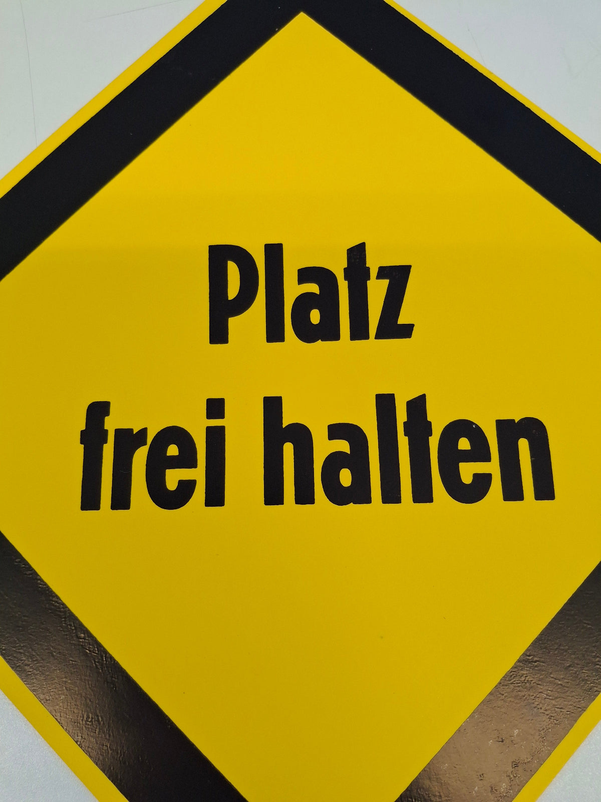 Original DDR Schild Platz frei halten Hinweisschild Signograph Vintage Industrieschild Nahaufnahme