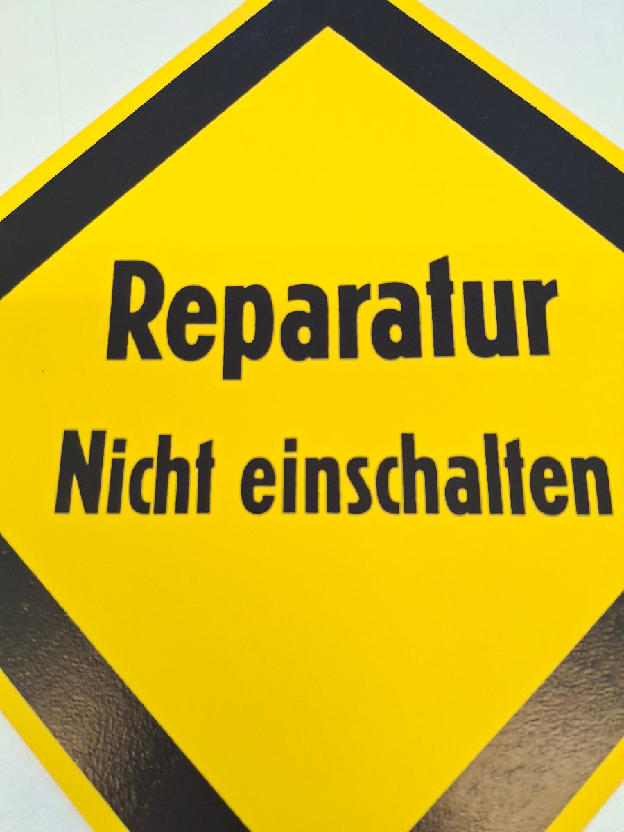 Original DDR Schild Reparatur Nicht einschalten Hinweisschild Signograph Vintage Industrieschild Nahaufnahme