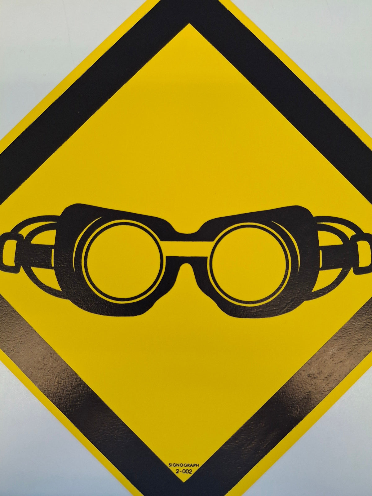 Original DDR Schild Schutzbrille Arbeitschutz Hinweisschild Signograph Vintage Industrieschild Nahaufnahme