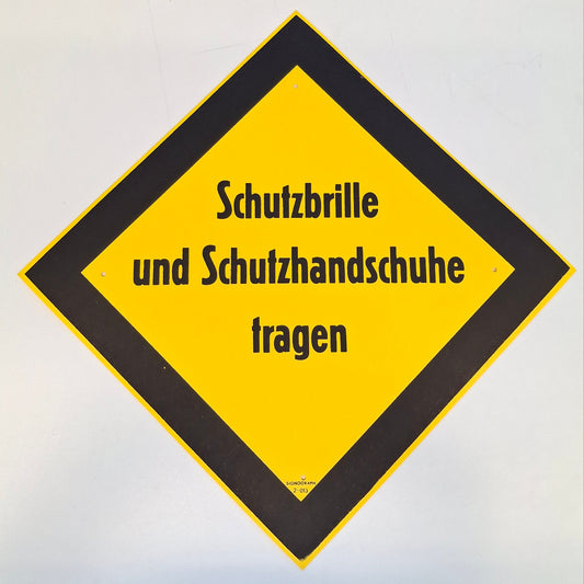 Original DDR Schild Schutzbrille und Schutzhandschuhe tragen Hinweisschild Signograph Vintage Industrieschild Gelb schwarz