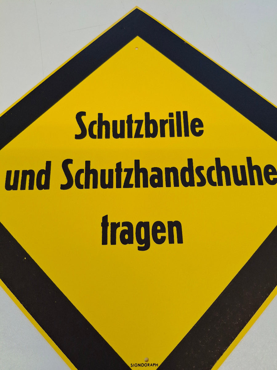 Original DDR Schild Schutzbrille und Schutzhandschuhe tragen Hinweisschild Signograph Vintage Industrieschild Nahaufnahme