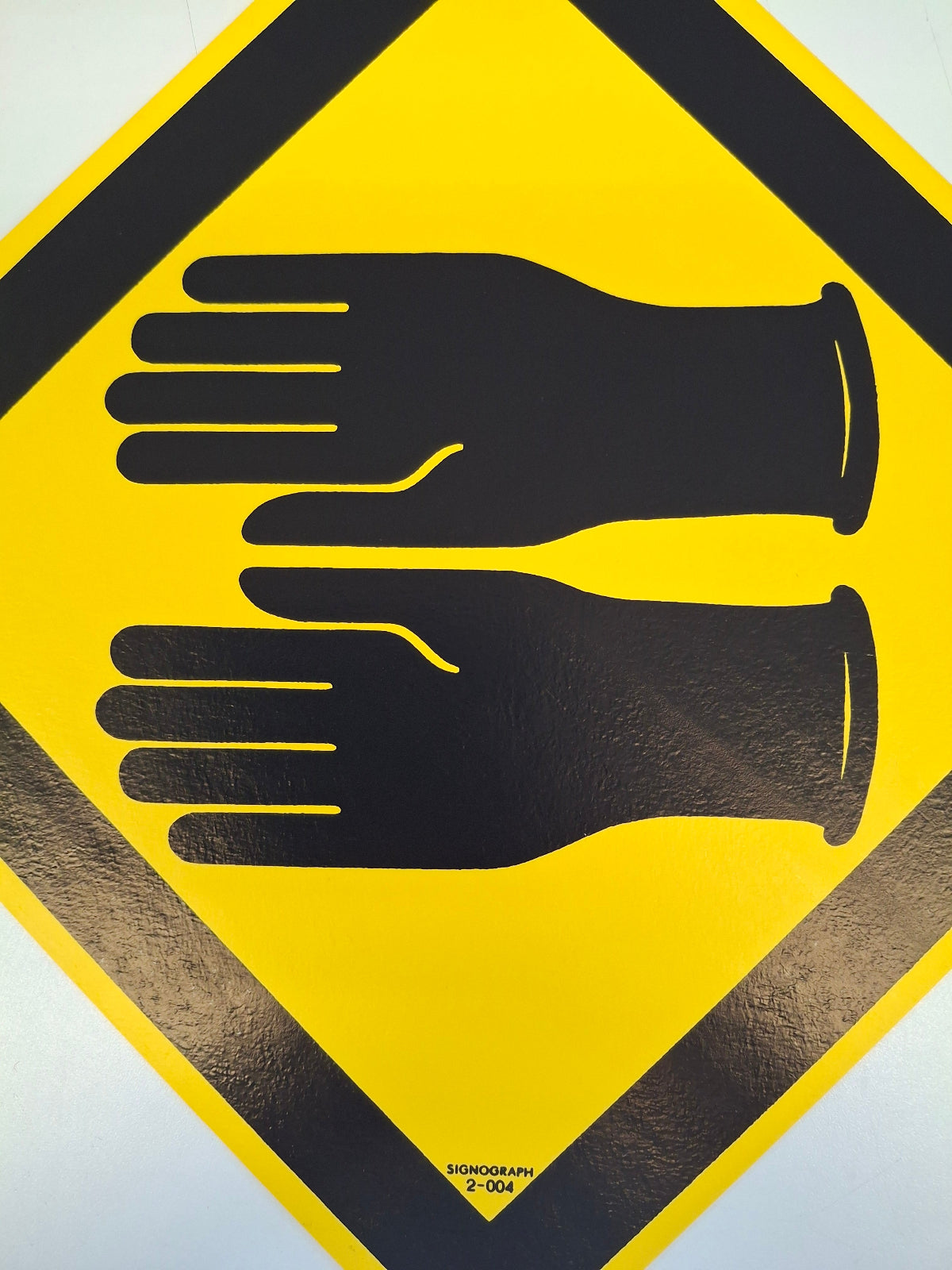 Original DDR Schild Schutzhandschuhe Arbeitschutz Hinweisschild Signograph Vintage Industrieschild Nahaufnahme