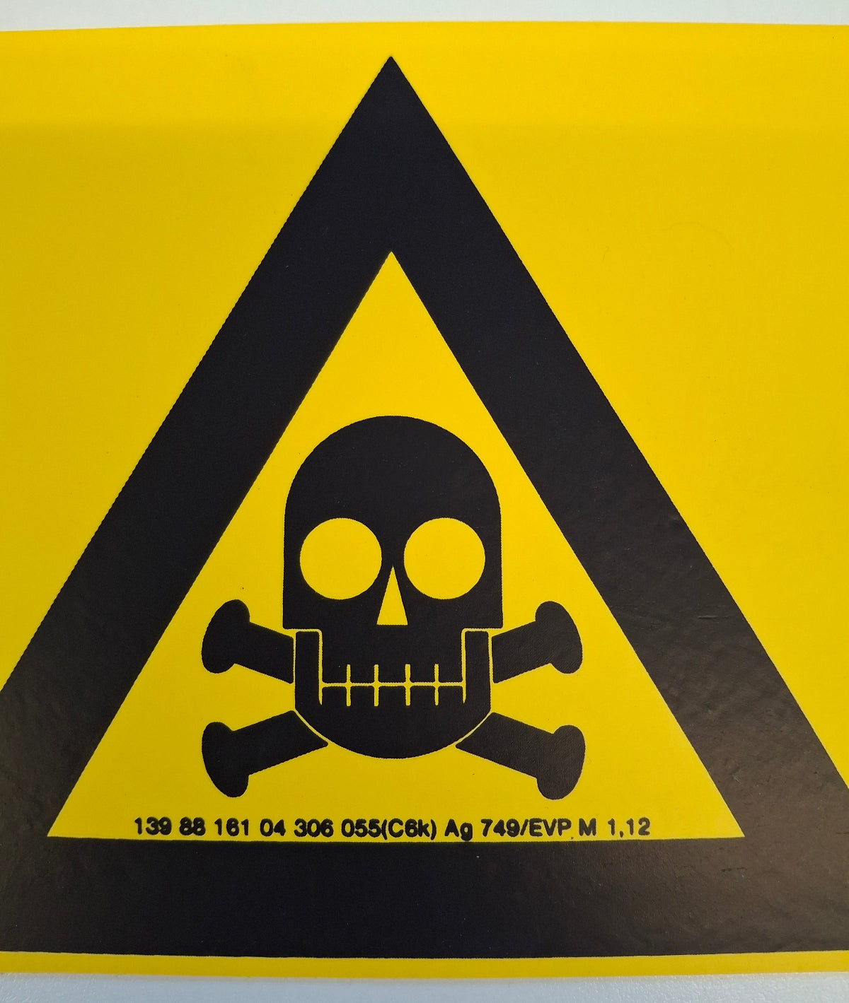 Original DDR Schild Totenkopf giftige Stoffe Hinweisschild Signograph Vintage Industrieschild Nahaufnahme