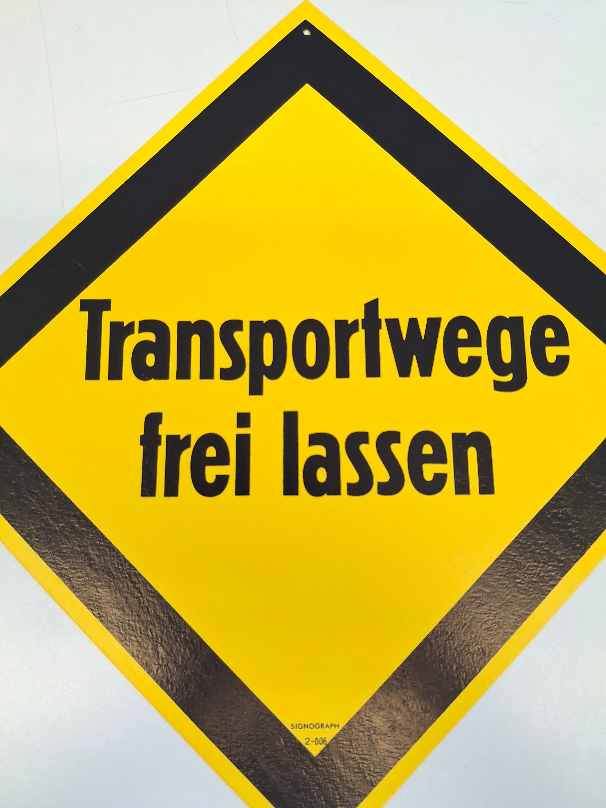 Original DDR Schild Transportwege frei lassen Hinweisschild Signograph Vintage Industrieschild Nahaufnahme