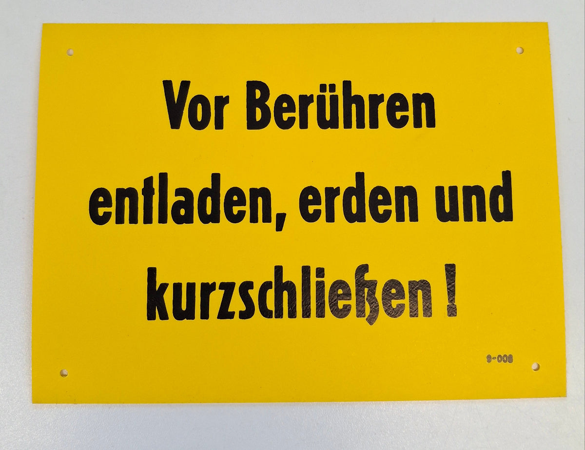 Original DDR Schild Vor Beruehren entladen erden und kurzschliessen Hinweisschild Signograph Vintage Industrieschild Gelb schwarz