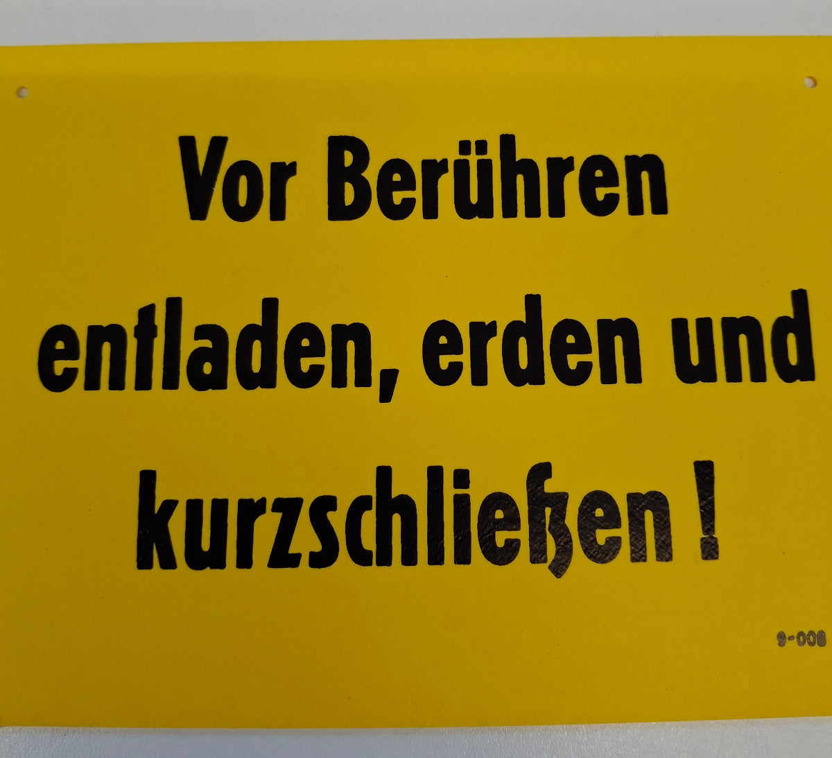 Original DDR Schild Vor Beruehren entladen erden und kurzschliessen Hinweisschild Signograph Vintage Industrieschild Nahaufnahme
