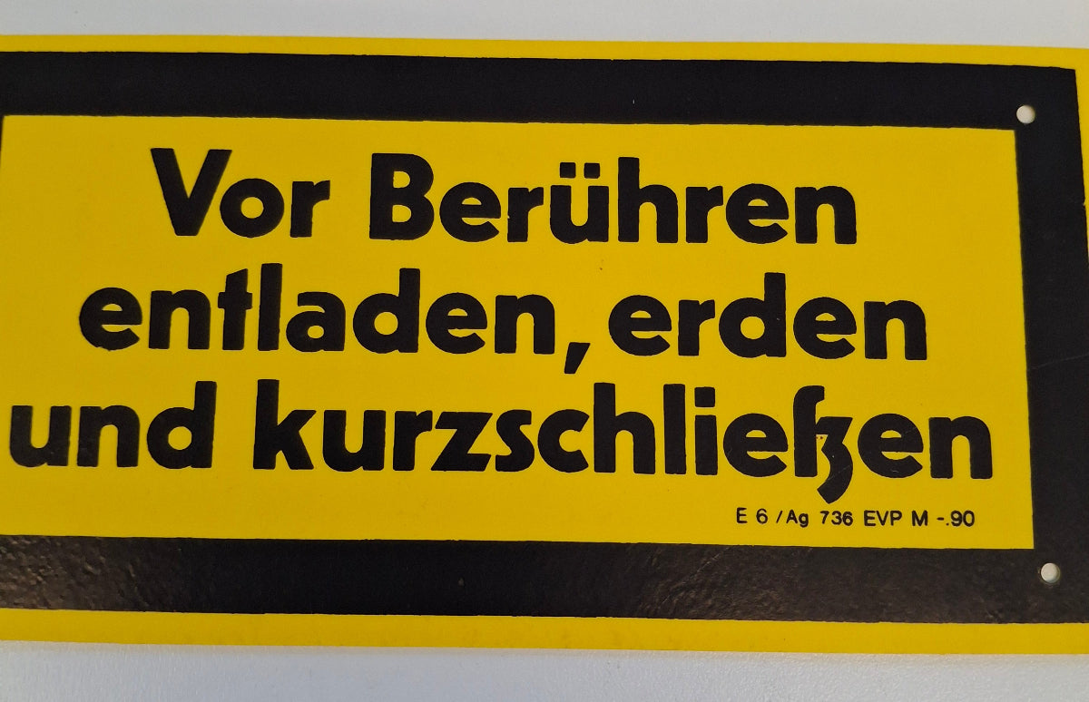 Original DDR Schild Vor Beruehren entladen erden und kurzschliessen Hinweisschild Signograph Vintage Industrieschild klein Nahaufnahme