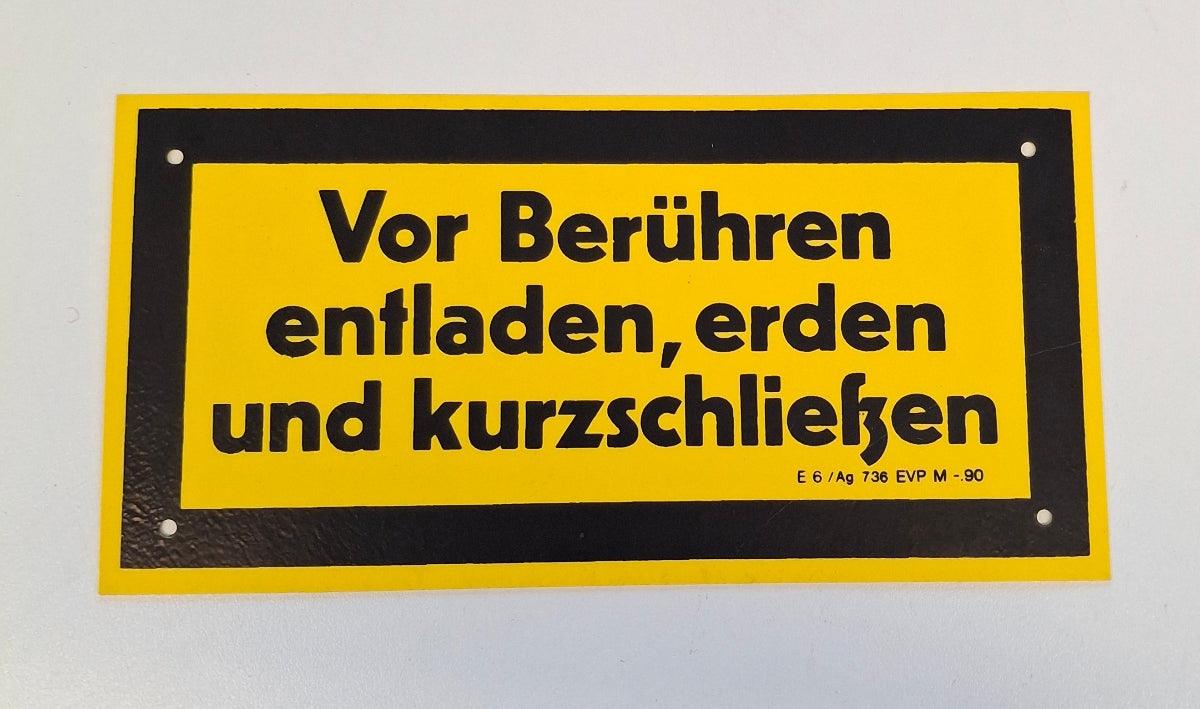 Original DDR Schild Vor Beruehren entladen erden und kurzschliessen Hinweisschild Signograph Vintage Industrieschild