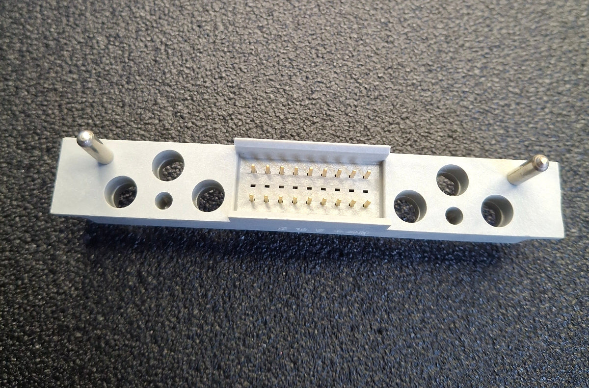 RFT EFS-Stecker 18-polig gewinkelt für Robotron-Netzteile – DDR NOS