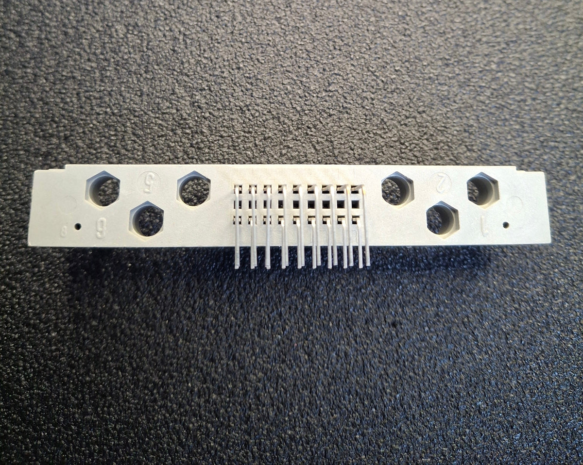 RFT EFS-Stecker 18-polig gewinkelt für Robotron-Netzteile – DDR NOS