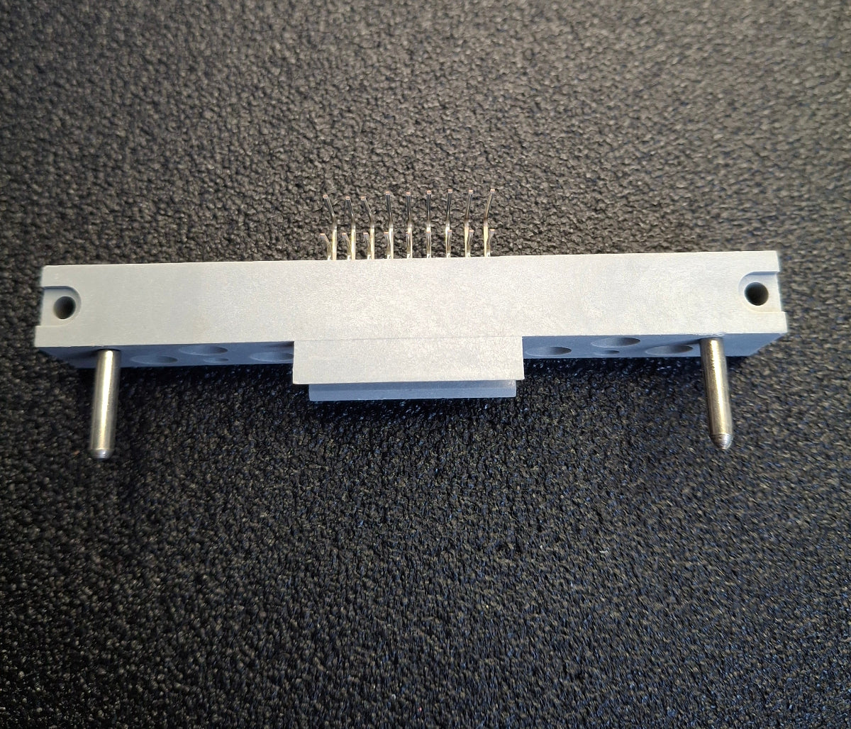RFT EFS-Stecker 18-polig gewinkelt für Robotron-Netzteile – DDR NOS